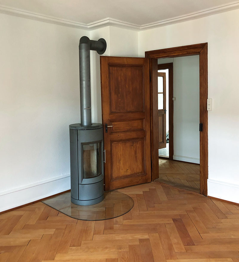 GEWONA_Birkenstr-29_2-Zi-Whg_OG3-li_Wohnzimmer-mit_Ofen