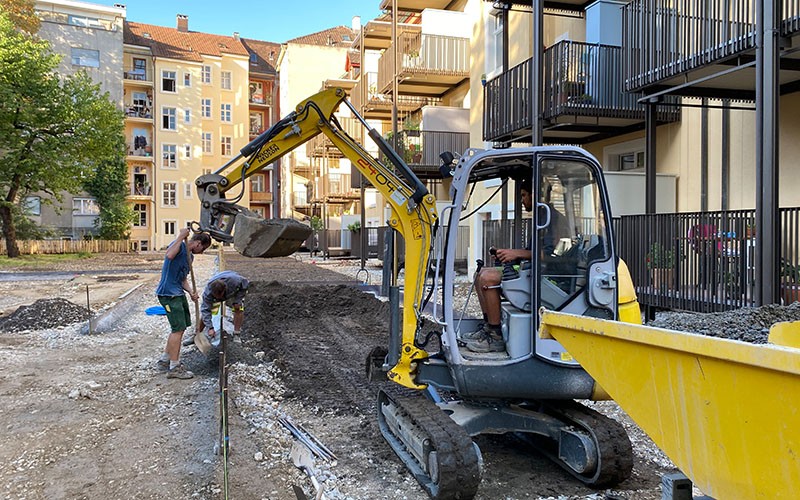 Tellplatz-Garten-Bagger_mit_Beton