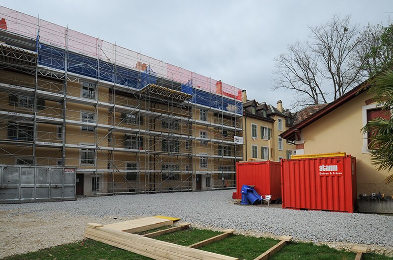 Tellplatz-Geruest-Hof-mit-Gartenhaus