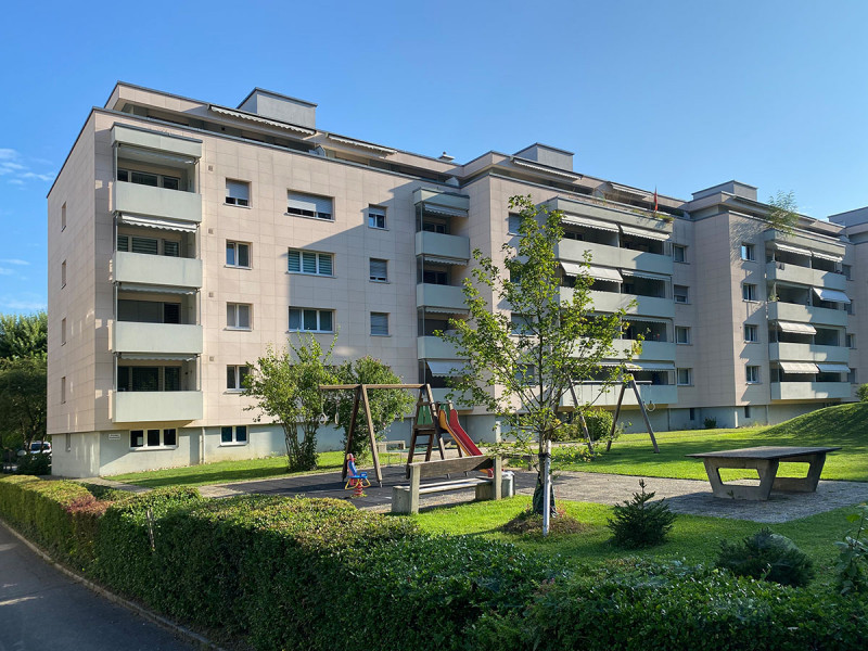 Zentehnstrasse_Rueckfassade_mit-Spielplatz